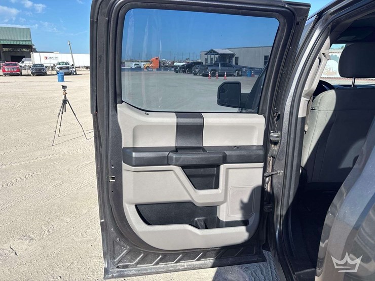 2015-ford-f-150-crew-cab-pickup-truck-image-16