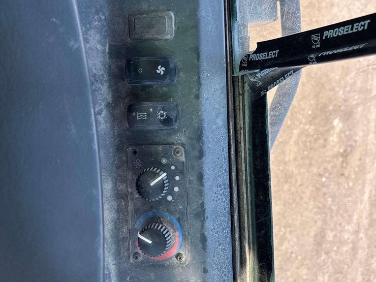 2013-deere-650k-image-13