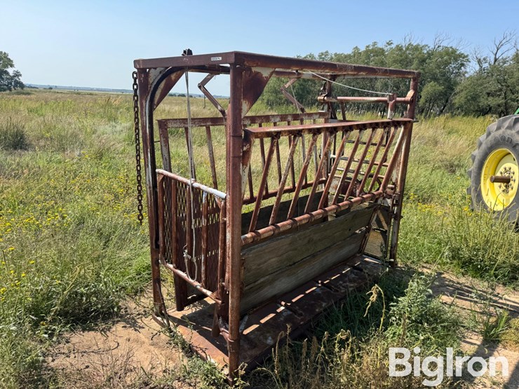 livestock-squeeze-chute-image-1