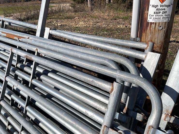 #5924a-•-galvanized-corral-with-walk-through-gate-image-11