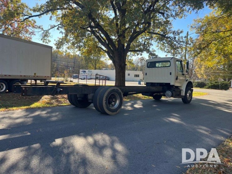 2018-freightliner-m2-106-image-3