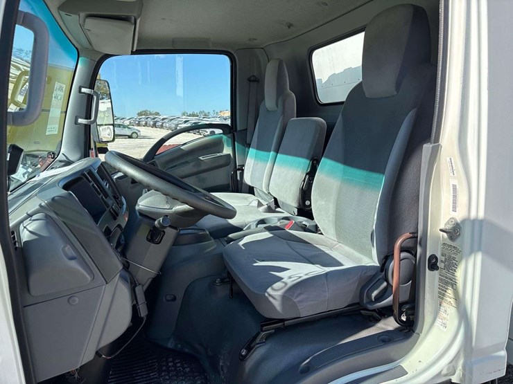 2016-isuzu-npr-image-28