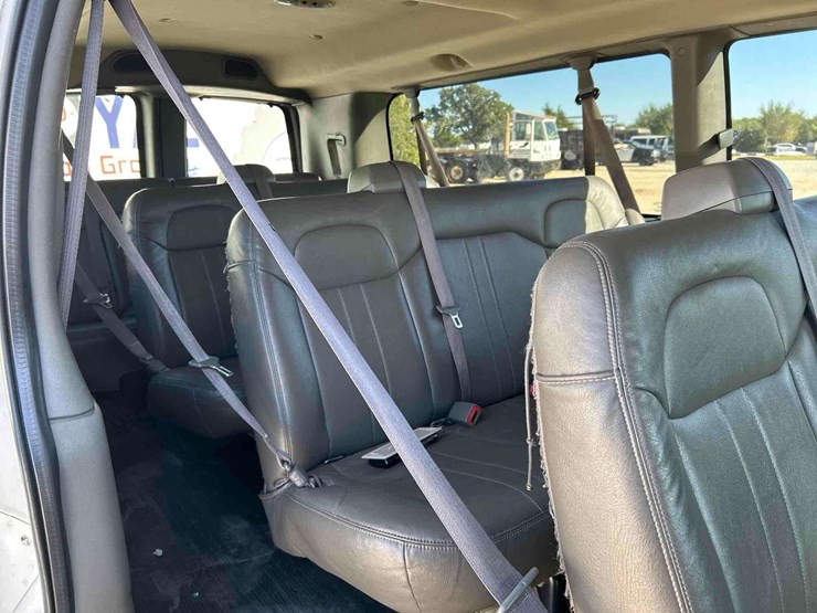 2013-chevrolet-express-3500-passenger-van-image-22