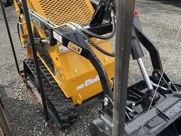 2025-agt-mx-crt23-compact-track-loader-image-2