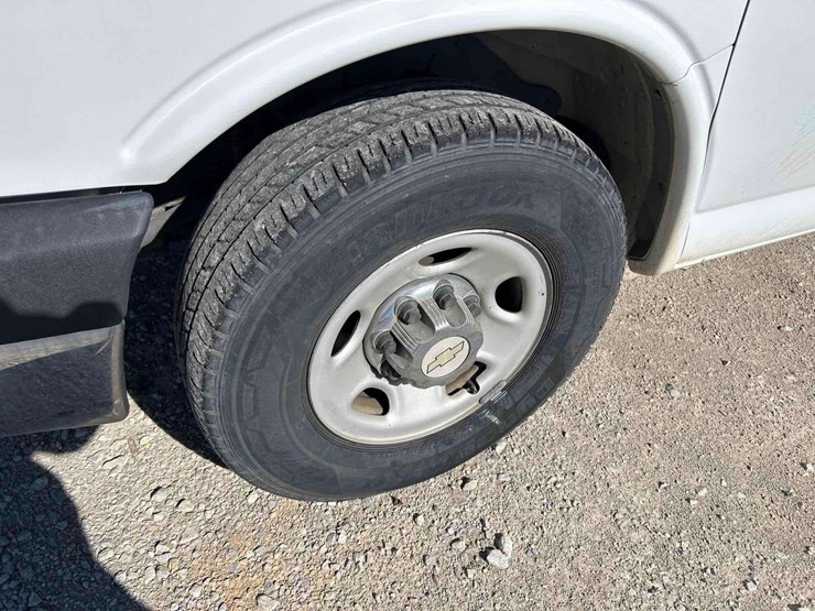 2012-chevrolet-express-3500-passenger-van-image-21