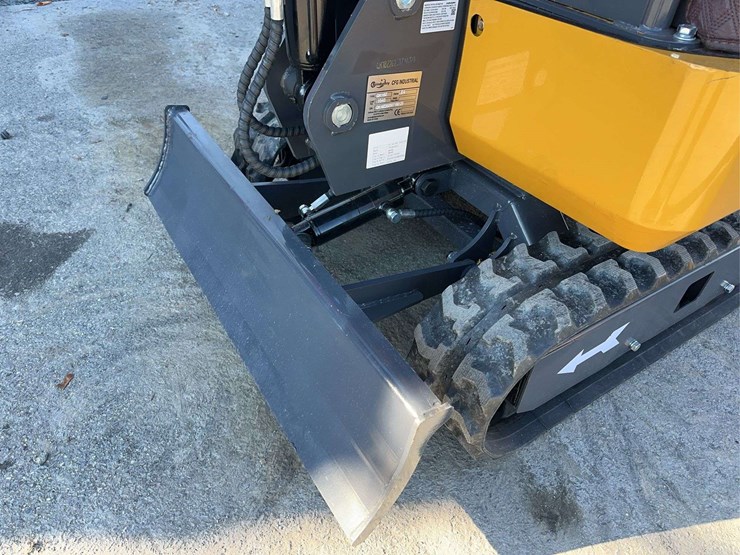 2025-agt-qk18z-mini-excavator-image-10