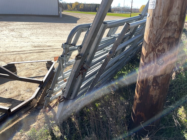 #5924a-•-galvanized-corral-with-walk-through-gate-image-13