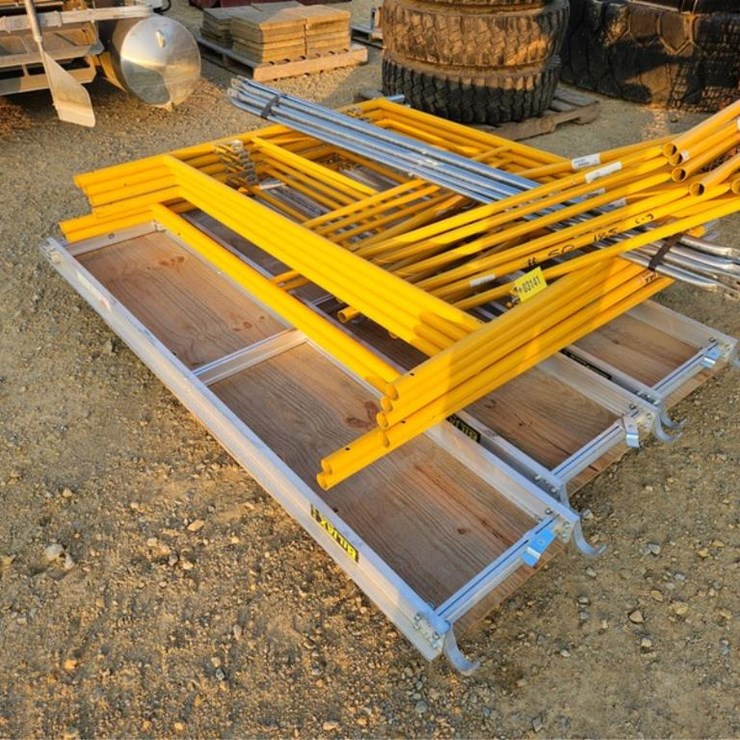 #3141 • New Scaffold with 3 Walk Planks