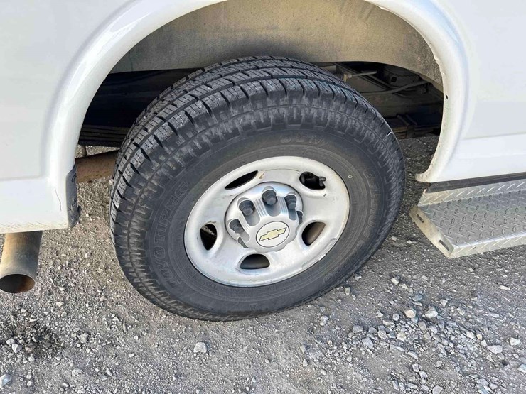 2013-chevrolet-express-3500-passenger-van-image-25