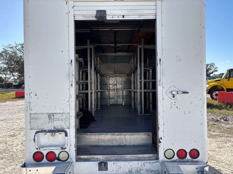 2016-isuzu-npr-image-16