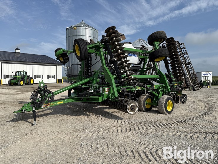 2020-john-deere-2660vt-image-1