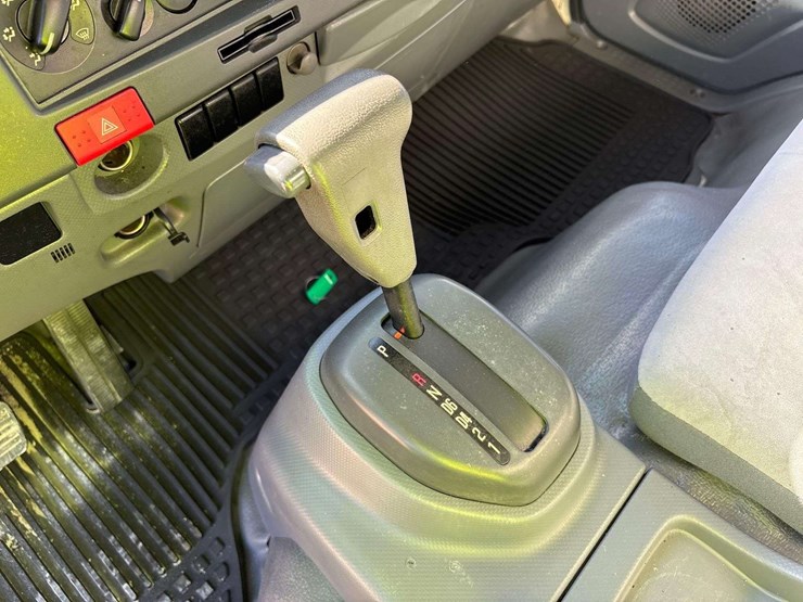 2016-isuzu-npr-image-34