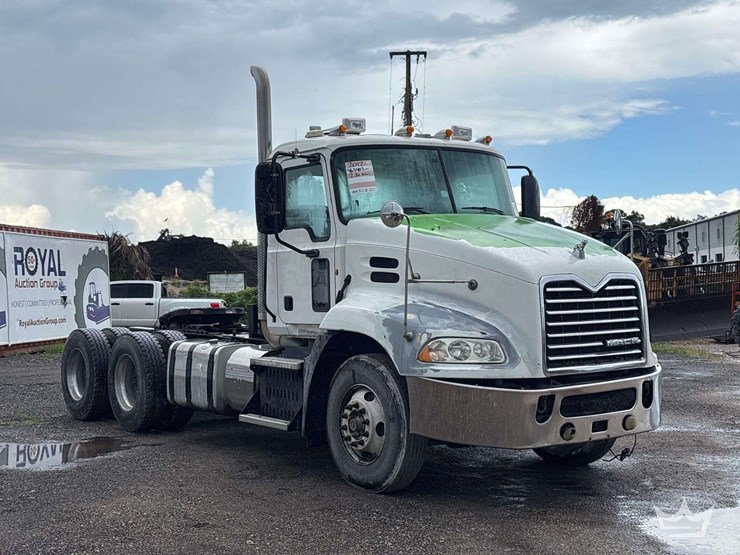 2012-mack-cxu613-day-cab-t/a-wet-kit-truck-tractor-image-2
