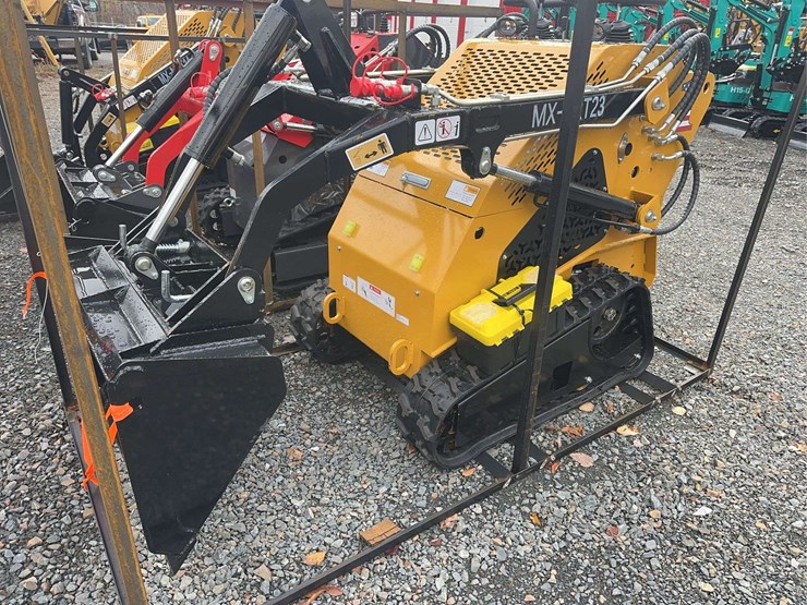 2025-agt-mx-crt23-compact-track-loader-image-1