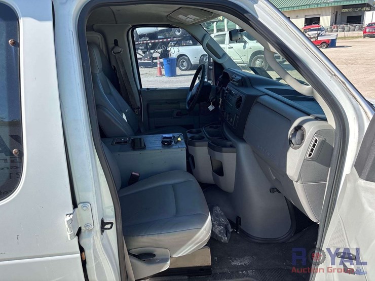 2013-ford-cargo-image-23