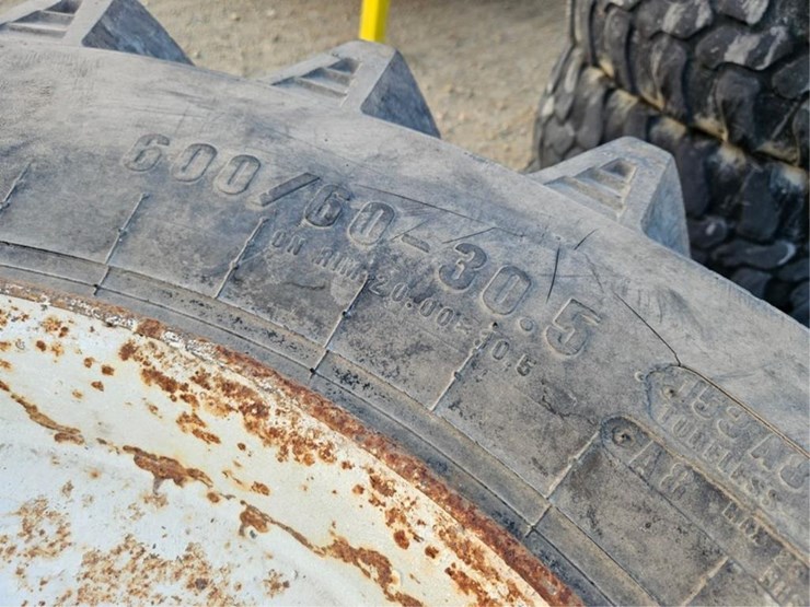 #3139-•-(2)-60/60/30.5-floater-tires-&-rims-image-6