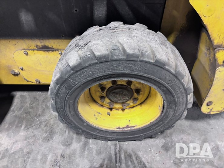 2011-new-holland-l218-image-23