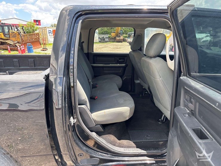 2014-ram-1500-4x4-crew-cab-pickup-truck-image-22