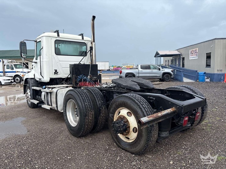 2012-mack-cxu613-day-cab-t/a-wet-kit-truck-tractor-image-4