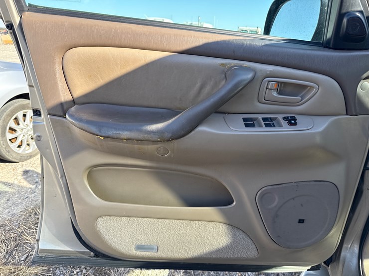 2004-toyota-sequoia-image-23