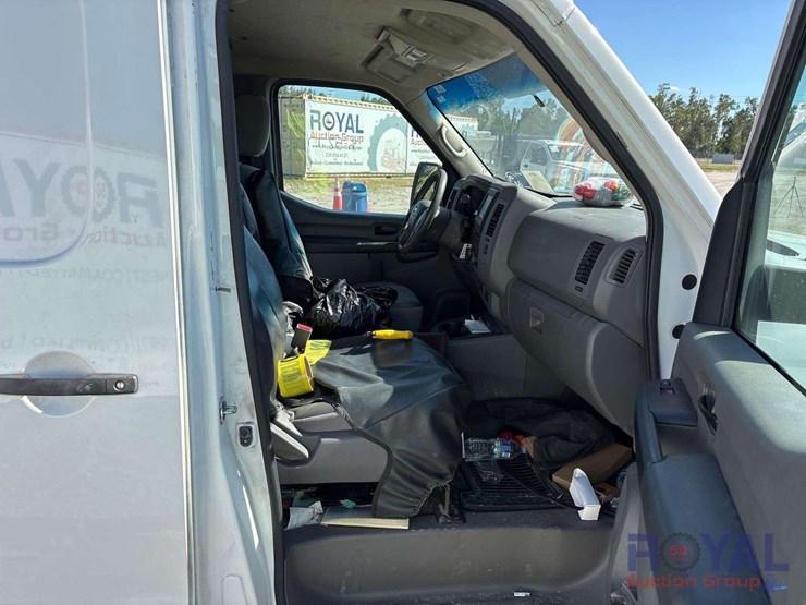 2021-nissan-nv2500hd-image-24