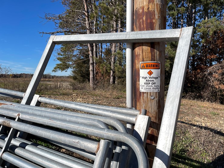 #5924a-•-galvanized-corral-with-walk-through-gate-image-12