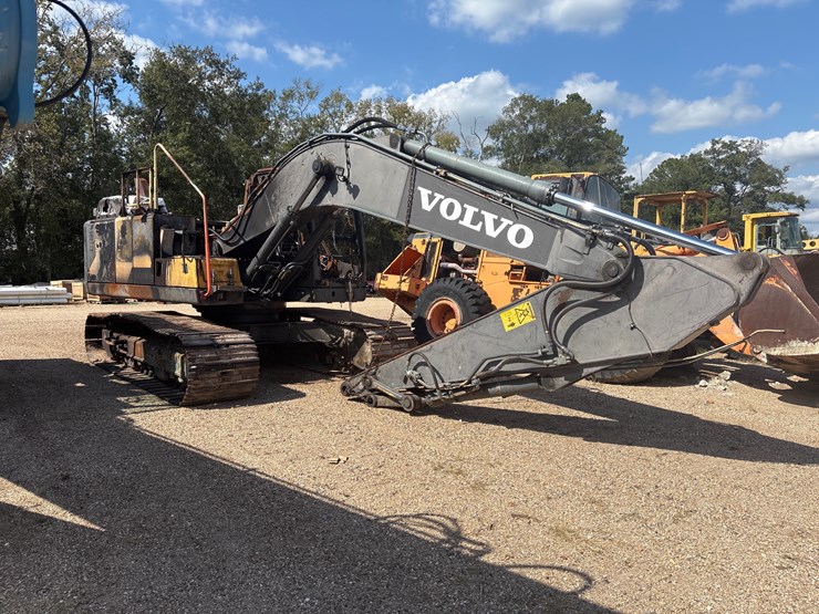 #2590-•-volvo-excavator-|-parts-or-repair-image-2