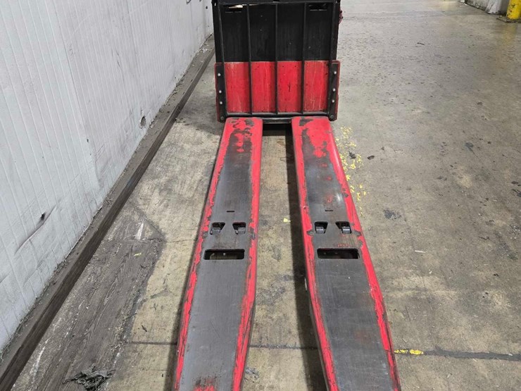 2012-raymond-8400-image-3