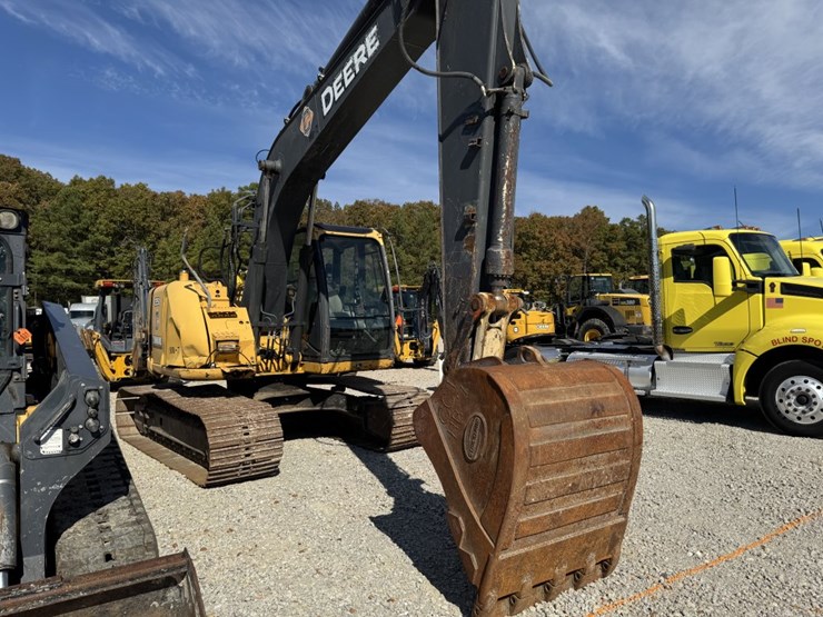 2012-deere-135d-image-2