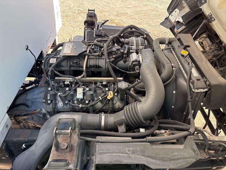 2016-isuzu-npr-image-23