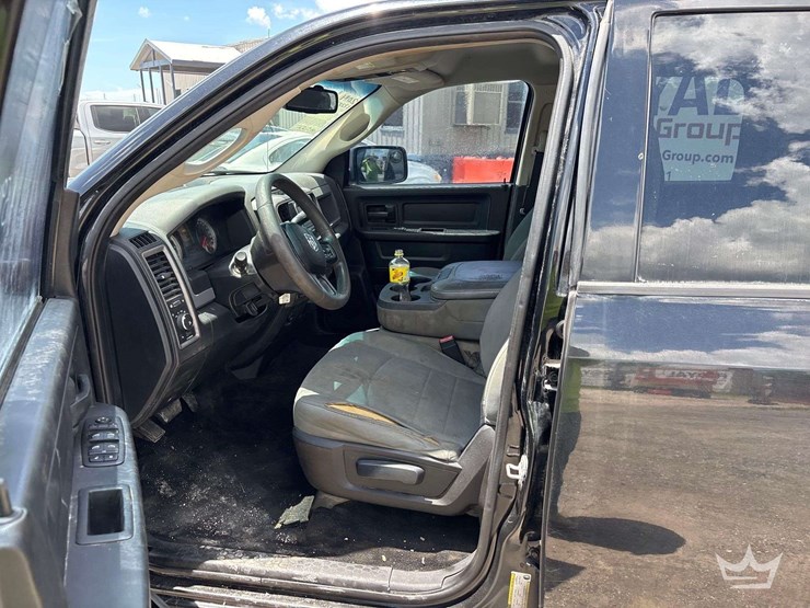 2014-ram-1500-4x4-crew-cab-pickup-truck-image-11