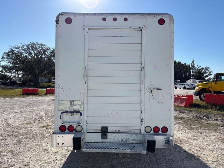 2016-isuzu-npr-image-39