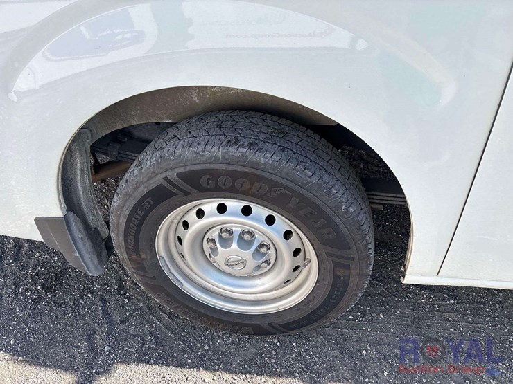 2021-nissan-nv2500hd-image-27