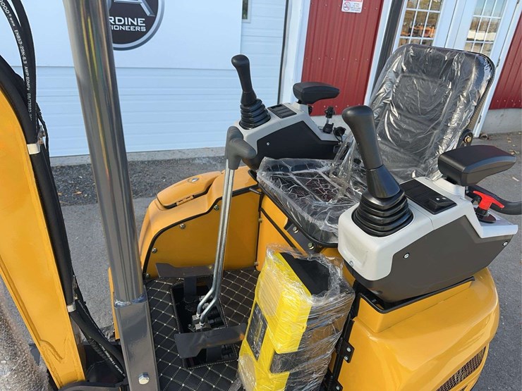 2025-cfg-qk18r-mini-excavator-image-13