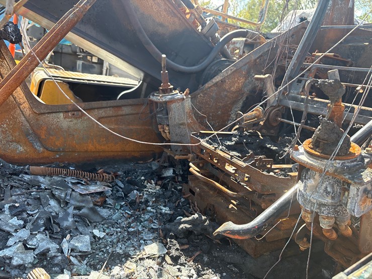 #2590-•-volvo-excavator-|-parts-or-repair-image-7