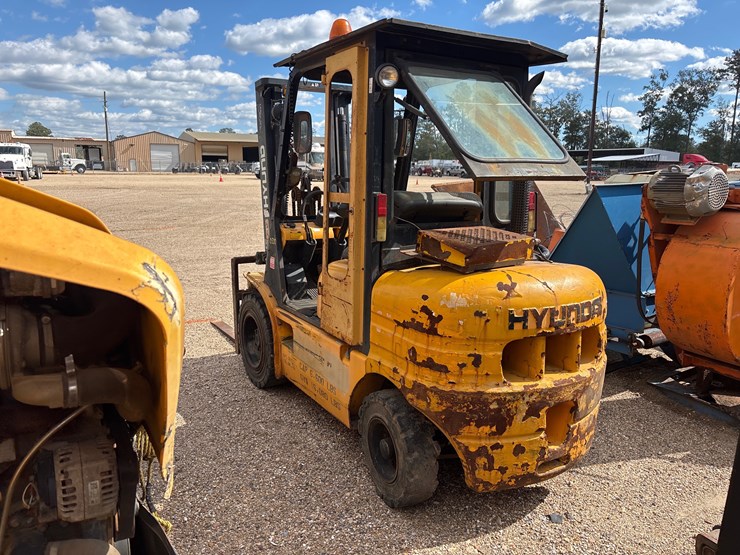 #2600-•-hyundai-hdf30-ii-forklift-|-parts-or-repair-image-3