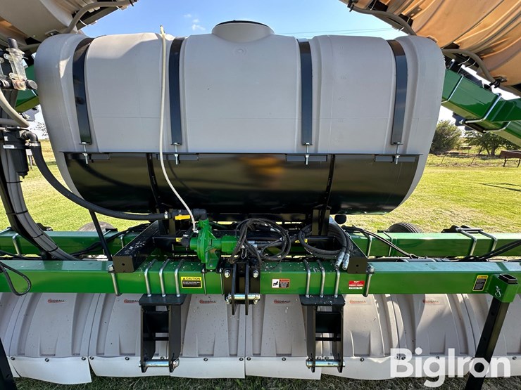 willmar-redball-642e-hooded-sprayer-image-16