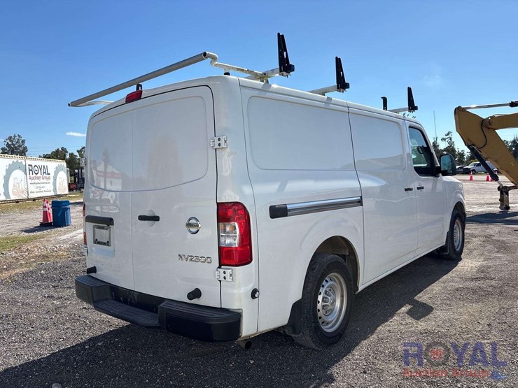 2021-nissan-nv2500hd-image-3