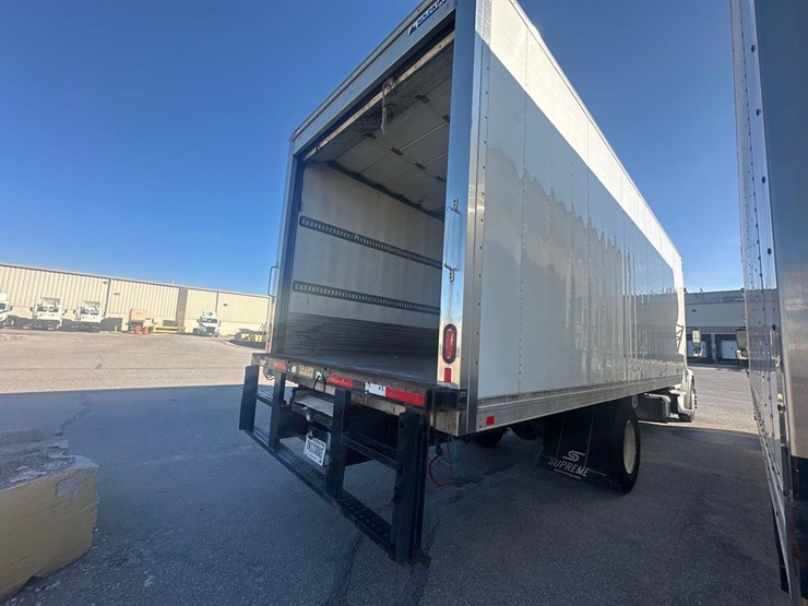 2020-freightliner-m2-106-image-10