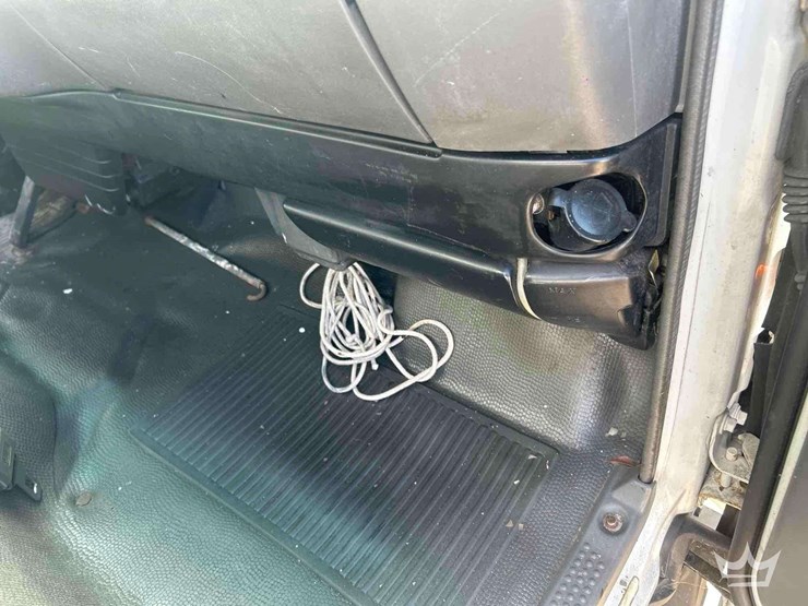 2002-isuzu-npr-image-21