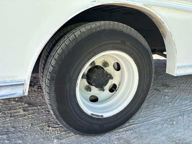 2016-isuzu-npr-image-37