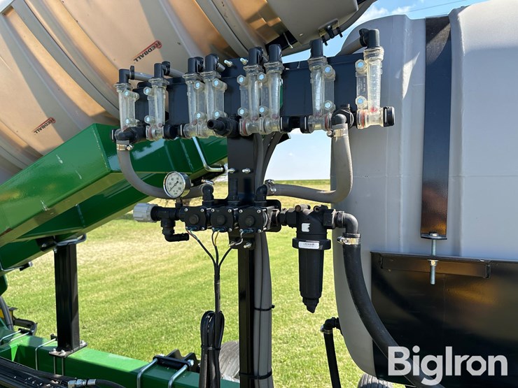 willmar-redball-642e-hooded-sprayer-image-17