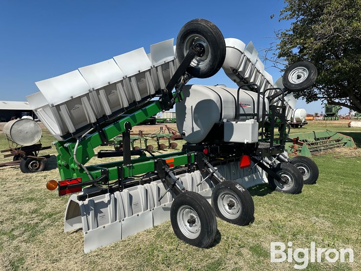 willmar-redball-642e-hooded-sprayer-image-8