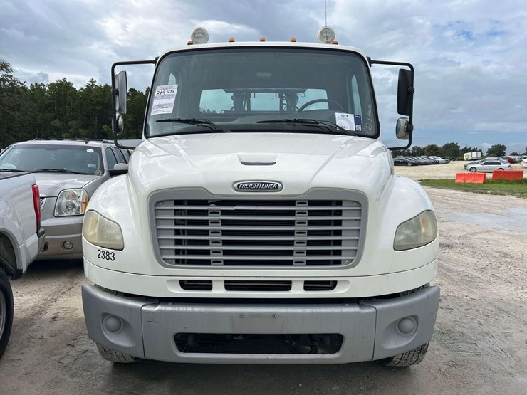 2005-freightliner-m2-106-image-25