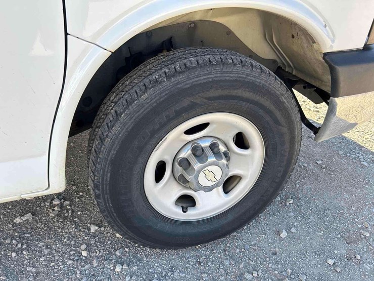 2012-chevrolet-express-3500-passenger-van-image-24