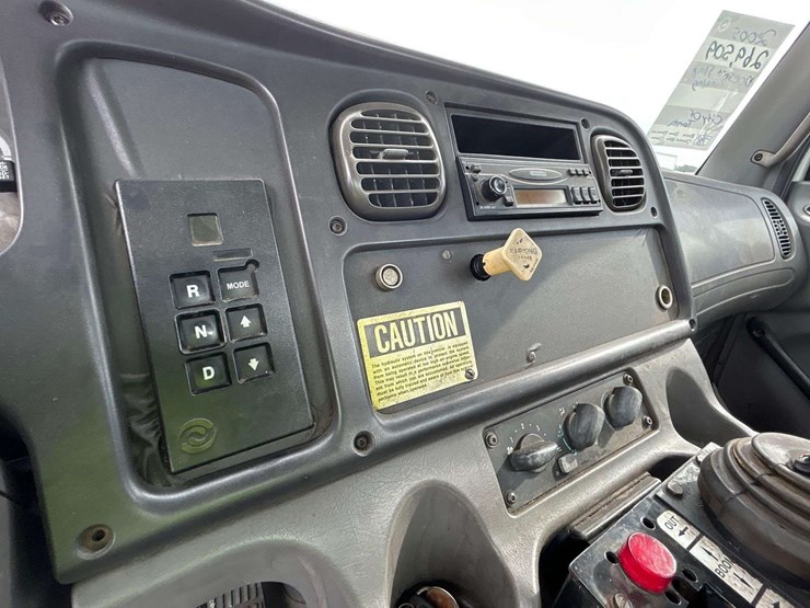 2005-freightliner-m2-106-image-15