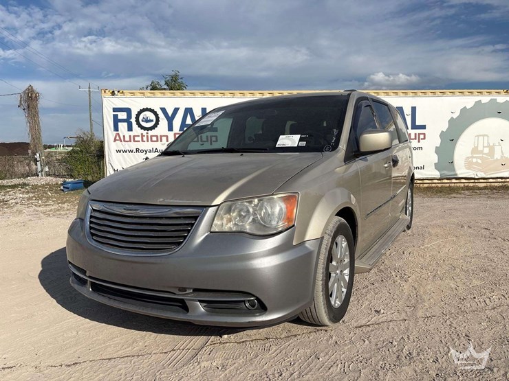 2013-chrysler-town-&-country-image-15