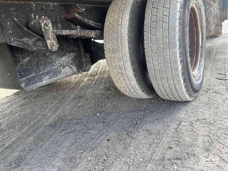 2002-isuzu-npr-image-32