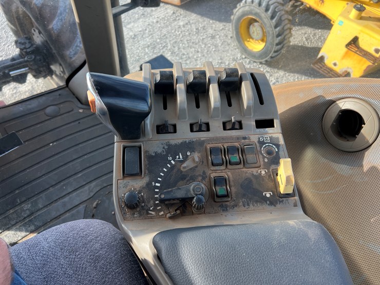 2001-case-ih-mx240-image-18