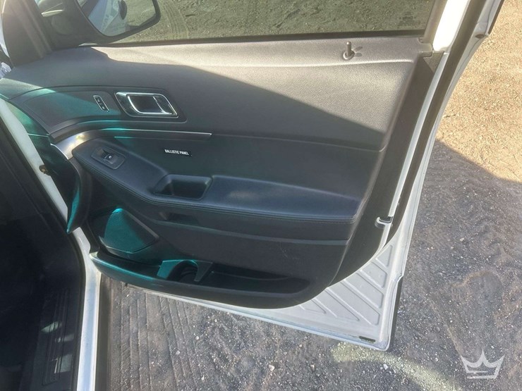 2016-ford-explorer-image-12